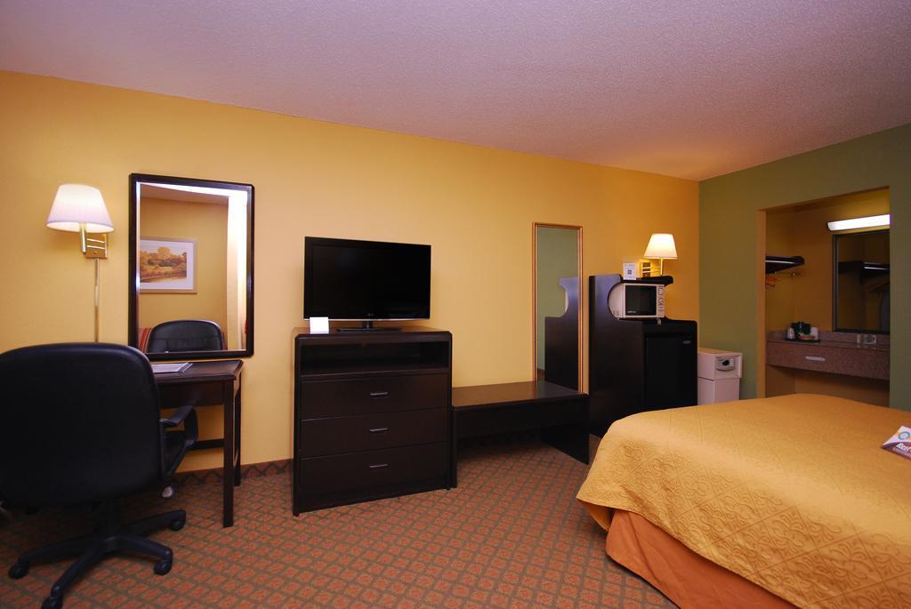 Quality Inn & Suites Orlando Airport מראה חיצוני תמונה