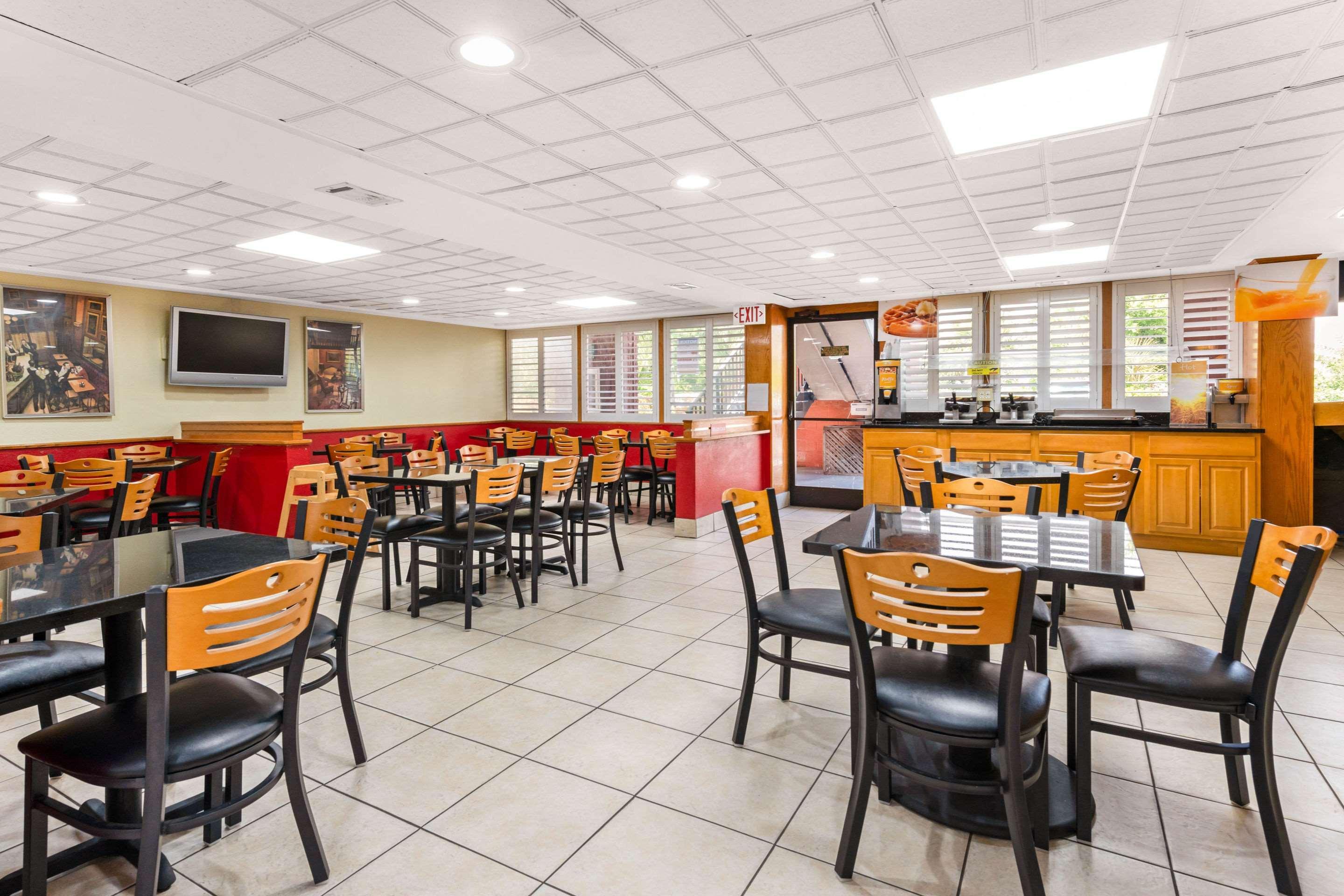 Quality Inn & Suites Orlando Airport מראה חיצוני תמונה