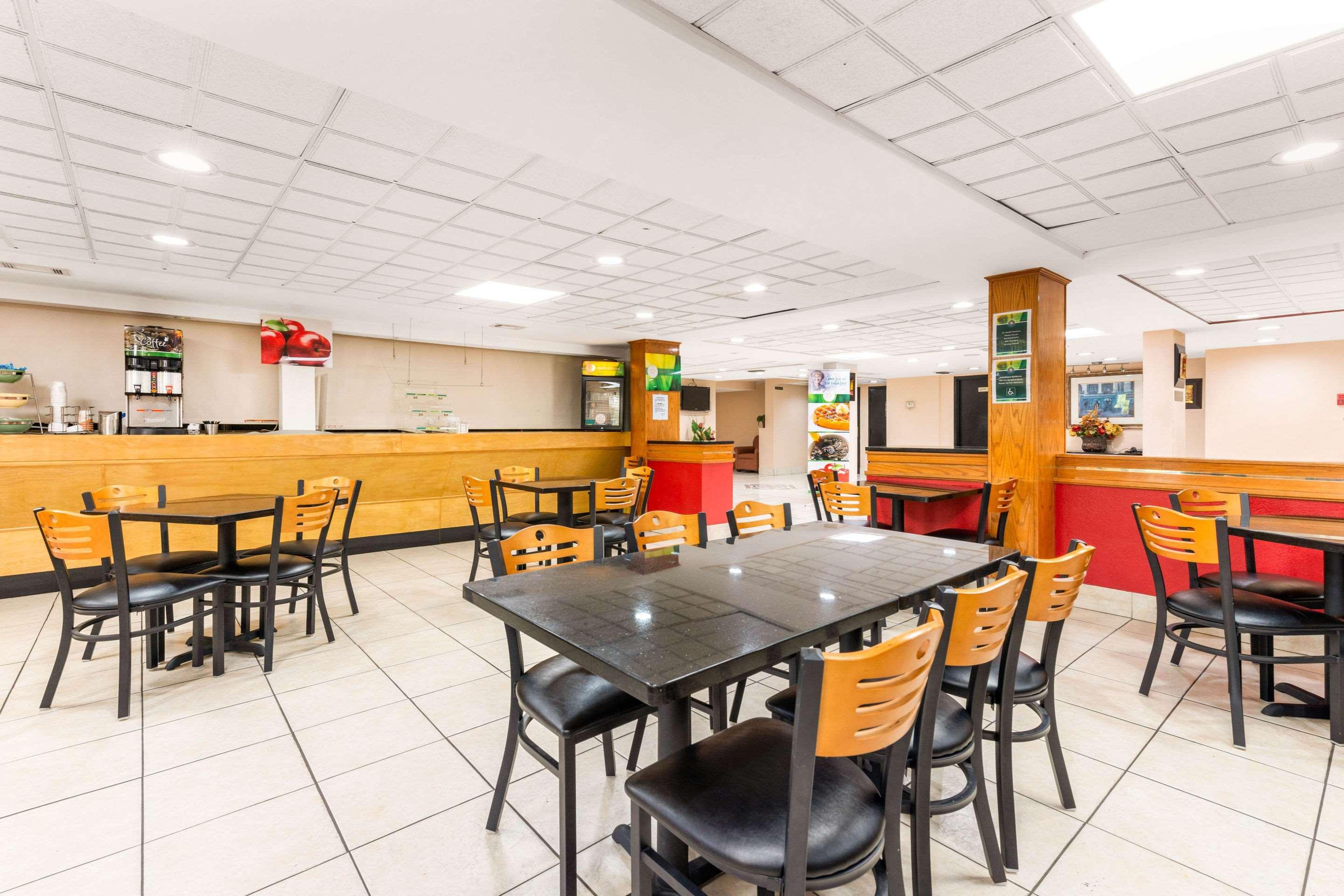 Quality Inn & Suites Orlando Airport מראה חיצוני תמונה